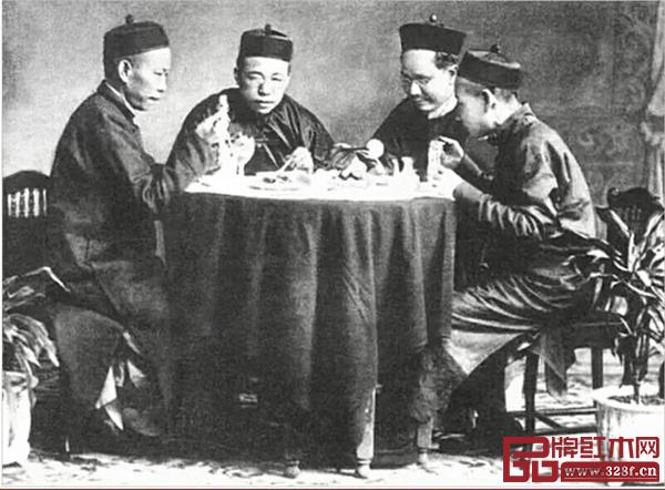 在清朝,广州市民已经有了“叹”早茶的生活习惯 在清朝,广州市民已经有了“叹”早茶的生活习惯