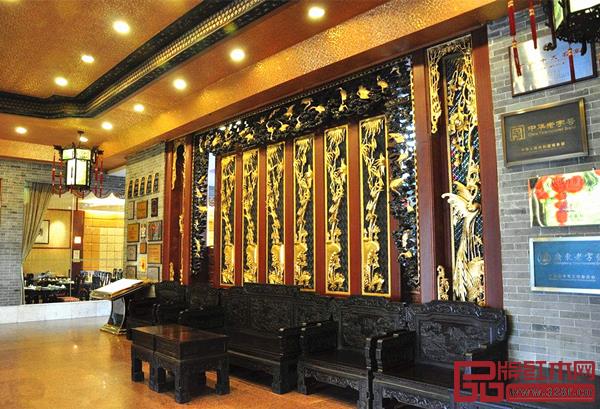 广州的酒家大门前摆放着广式家具 广州的酒家大门前摆放着广式家具