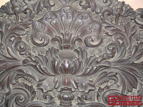 西洋元素“西番莲”雕刻在红木家具上(局部) 西洋元素“西番莲”雕刻在红木家具上(局部)