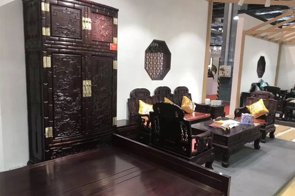 家宝红木“竹节顶箱柜” 家宝红木“竹节顶箱柜”